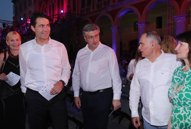 Andrej Plenković u društvu  Zorana Đogaša prisustvovao završnoj večeri 62. Splitskog festivala