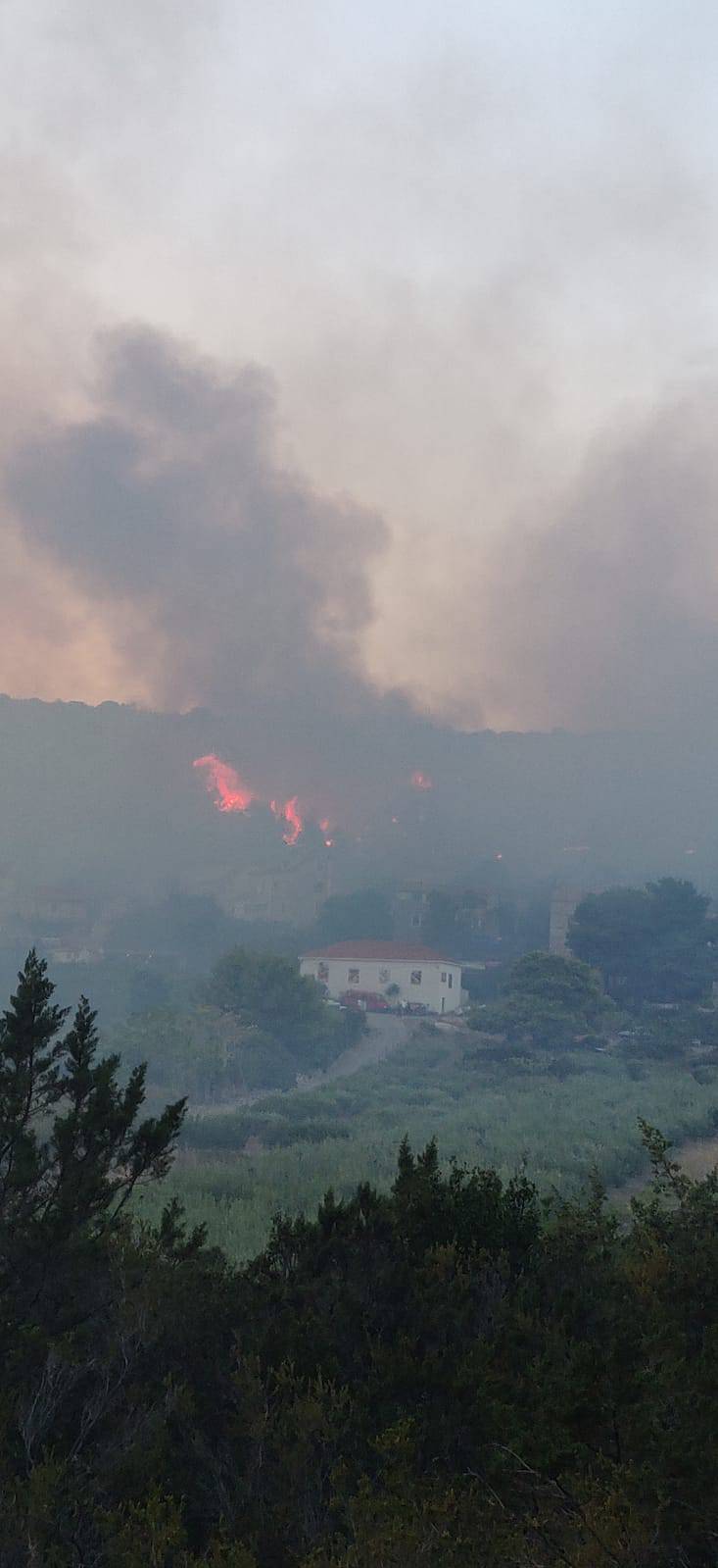 Vatrogasci obranili kuće, veliki požar stavili su pod  kontrolu