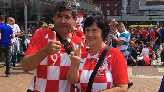 Tata i mama Kramarić: Stigli smo autom, naši će pobijediti