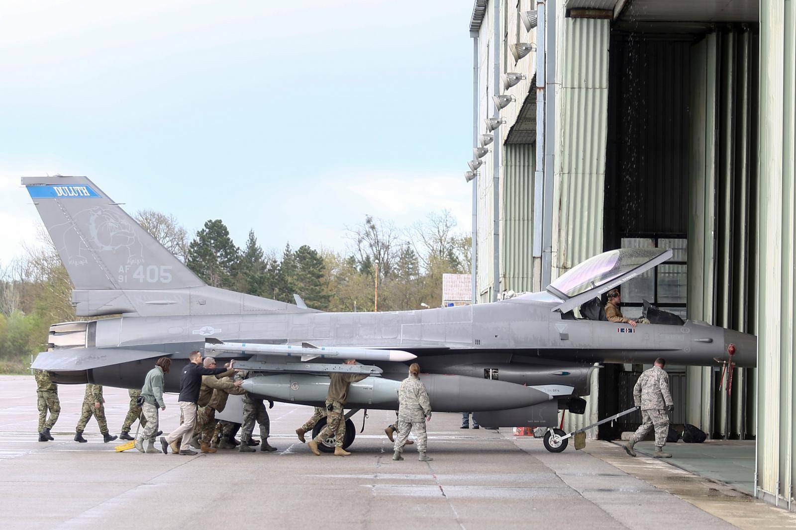 Velika Gorica: AmeriÄki vojni zrakoplovi F-16 sletjeli u vojarnu na Plesu