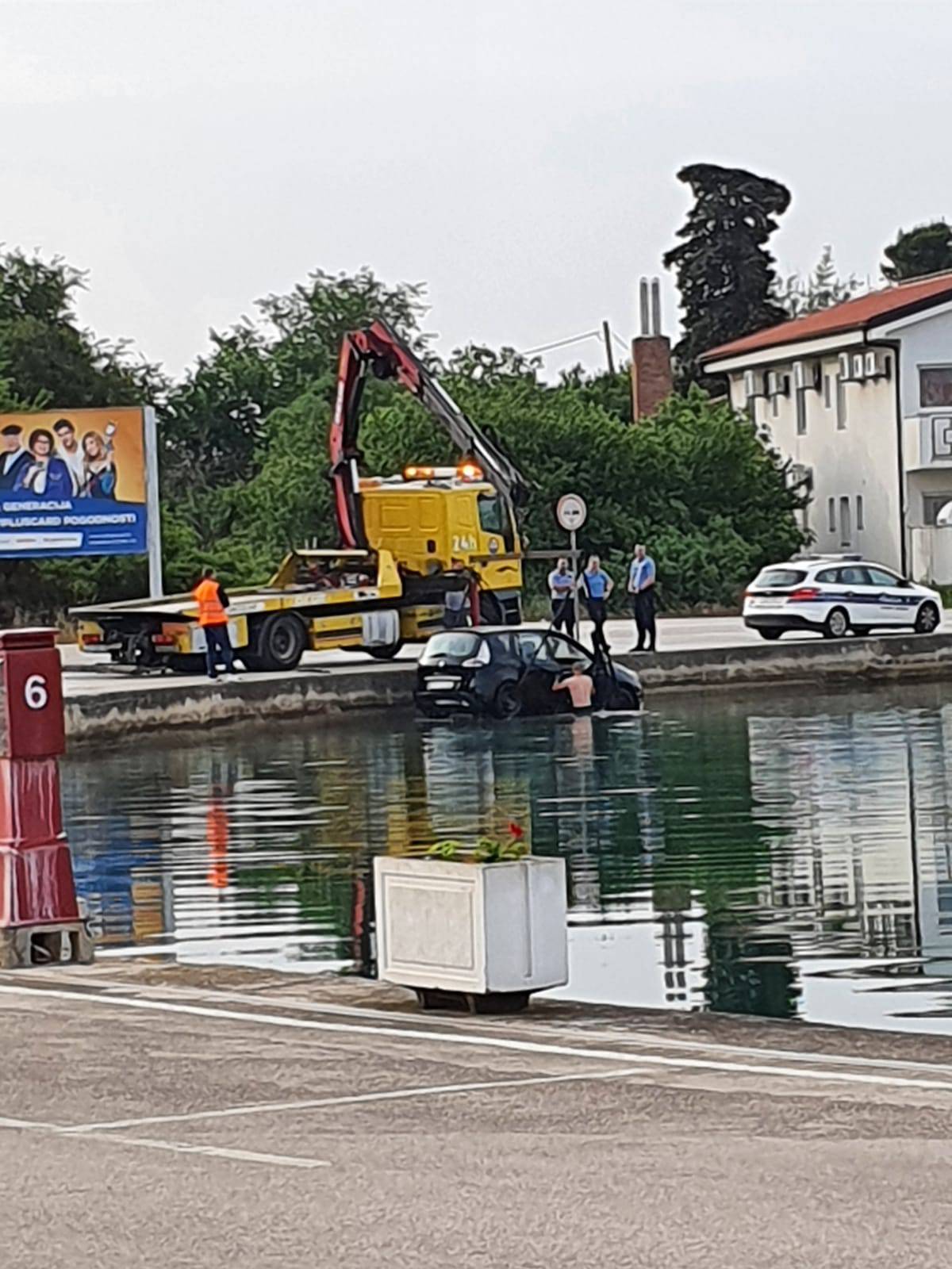 Vozač (29) izgubio kontrolu u zavoju i upao u more u Zadru