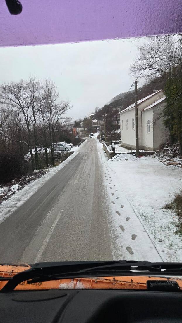 FOTO Snijeg pao i u Splitu! Bijeli se i autocesta u okolici grada: Pogledajte prizore iz Dalmacije