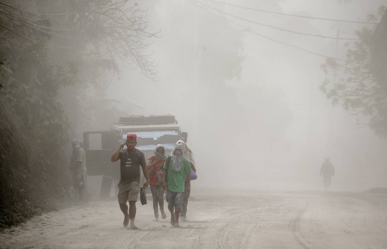 Prve žrtve vulkana Taal: Dvoje ljudi umrlo, 82.000 evakuirano