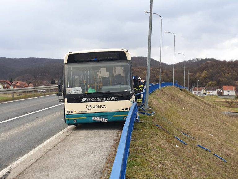 Autobus pun djece zabio se u ogradu: Vozaču je pozlilo...