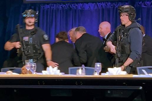 Pucnjava na Trumpovoj ve&ccaron;eri, napada&ccaron; je imao i manifest. JD Vancea evakuirali prije Trumpa