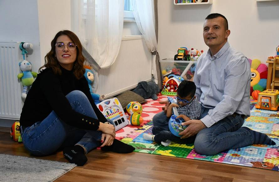 Slavonski Brod: Marica Mikulić majka je četverogodisnjeg Ante koji boluje od Cornelia de Lange sindroma