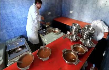 Nema više suhe hrane: Ljudi u Gunji dobili pučku kuhinju