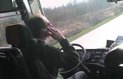 Vozač školskog autobusa telefonirao tijekom vožnje