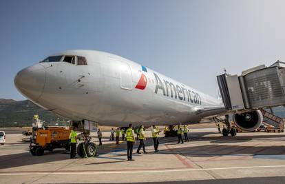 Odglumila gušenje  u avionu pa zbog toga završila u zatvoru