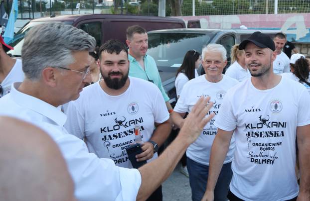 Ploče: Premijer Plenković se s pobjedničkim ekipama nakon završetka 29. Maratona lađa