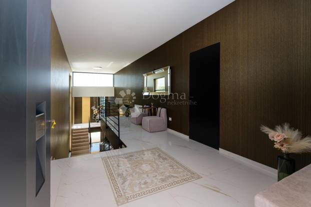 FOTO Pogledajte James Bond vilu u Ražancu! Prodaje se, a oglas je teško prepričati...