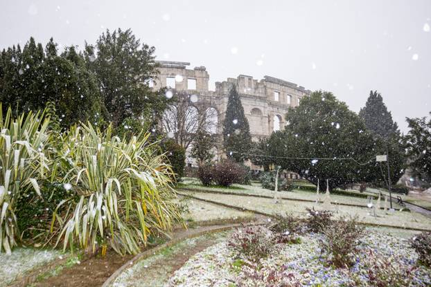 U Puli od ranog jutra pada gusti snijeg