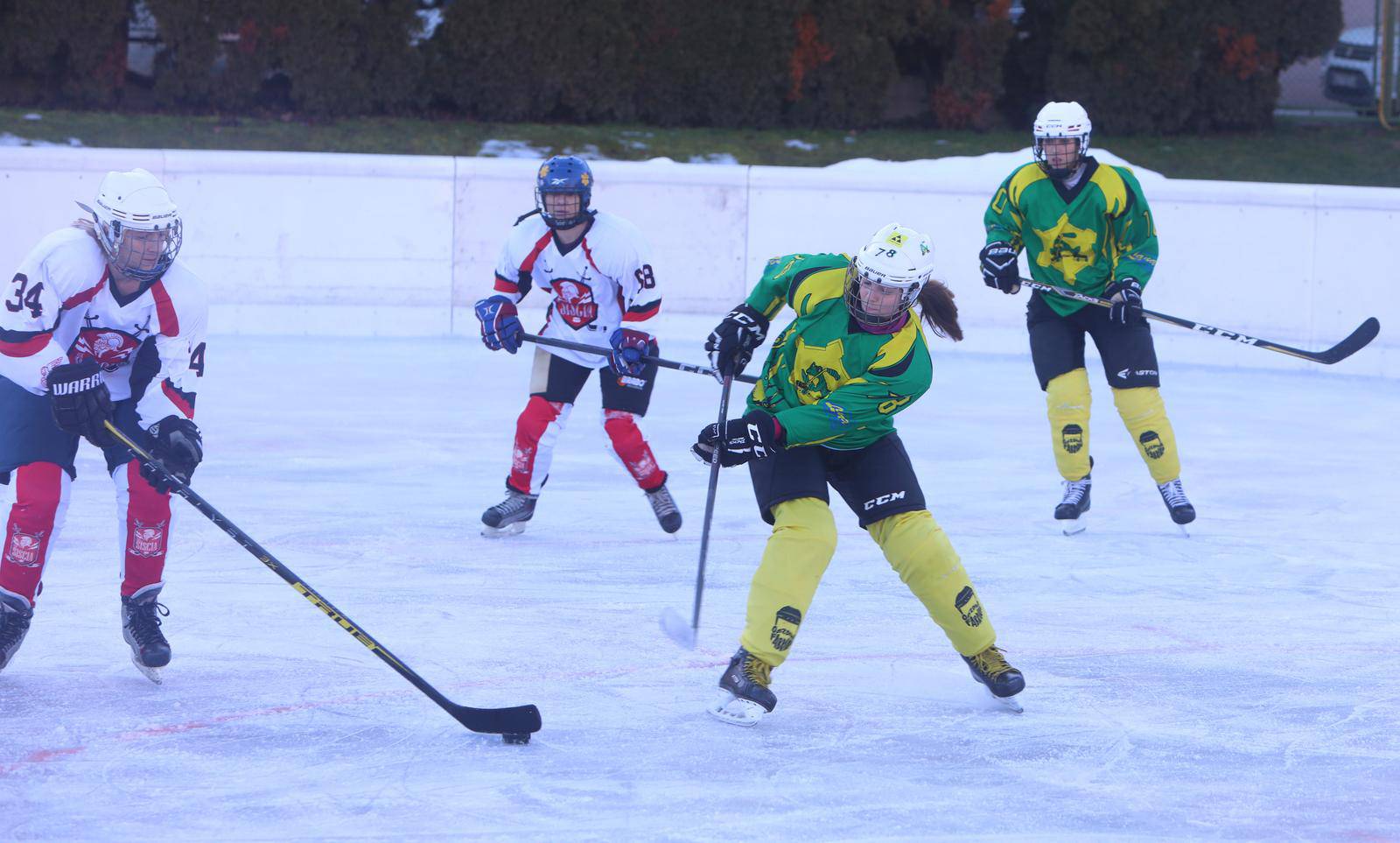 Upoznajte karlovačke hokejašice: "Kod nas nema razbijenih zubi i nabijanja u ogradu"
