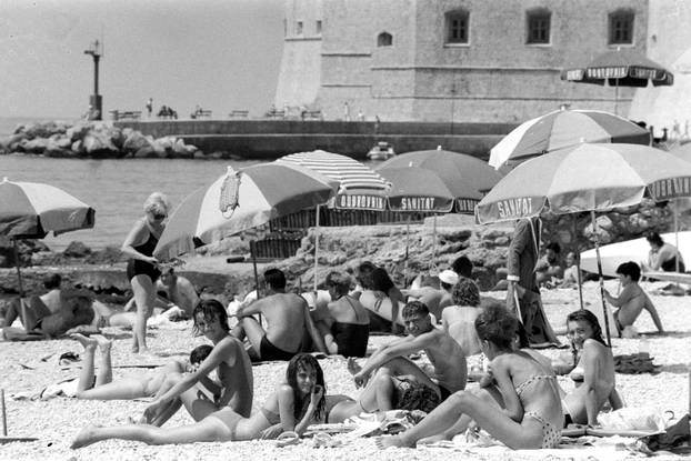 Dubrovnik: Brojni posjetitelji uživaju u kupanju i sunčanju na plaži Banje, kolovoz 1990.