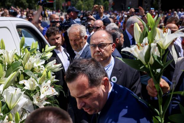 Sarajevo: Obitelji ubijenih u genocidu u Srebrenici ispratile su kombije u kojima se nalaze posmrtni ostaci ubijenih