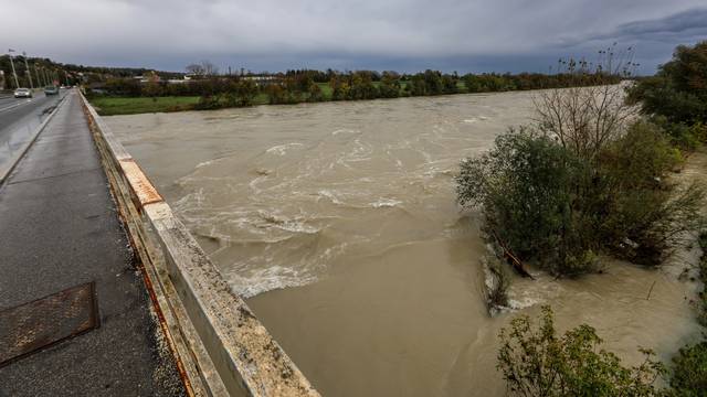 Zagreb: Nabujala Sava kod Podsusedskog mosta nosi naplavine