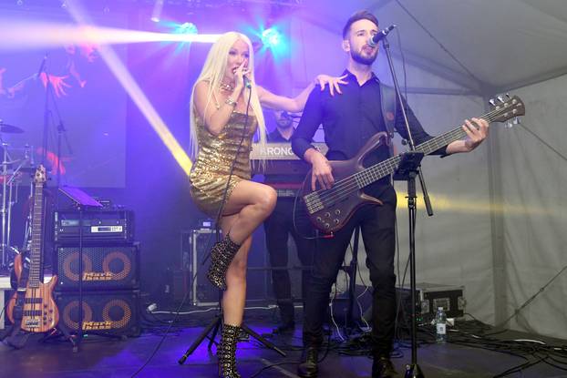 ?azma: Maja Šuput u zlatnoj minici napravila ludilo atmosferu na koncertu za Dan grada