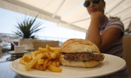 Jede vam se junk food? Uzrok je manjak sna i kroničan umor