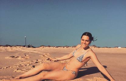 Valjala se u pijesku: Jessie J se pohvalila osunčanim tenom