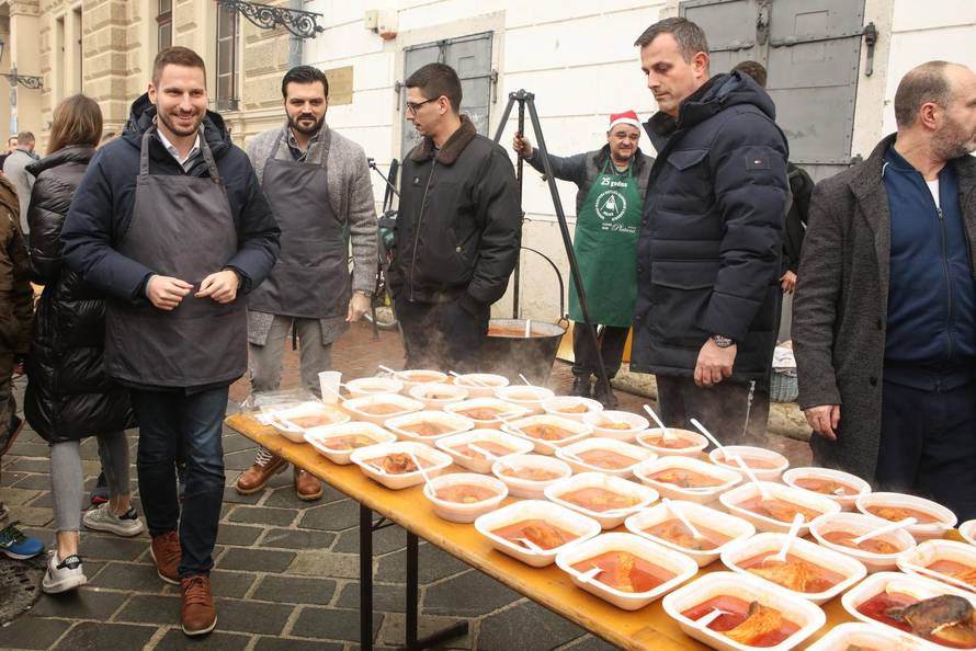 Tradiconalna podjela blagdanskog fiša u osječkoj Tvrđi