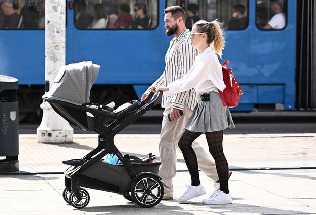 Zagreb: Matija Cvek s obitelji prošetao gradom