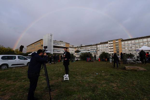 Pope Francis continues treatment for a respiratory tract infection at Gemelli hospital