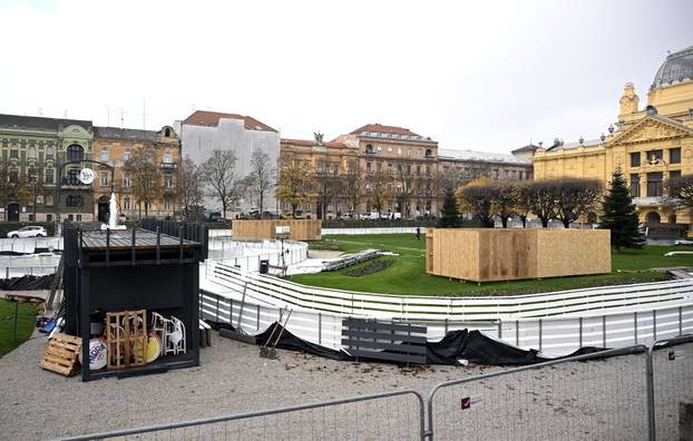 Zagreb: Priprema se ledeni park na Zrinjevcu i postavljaju se adventske kućice