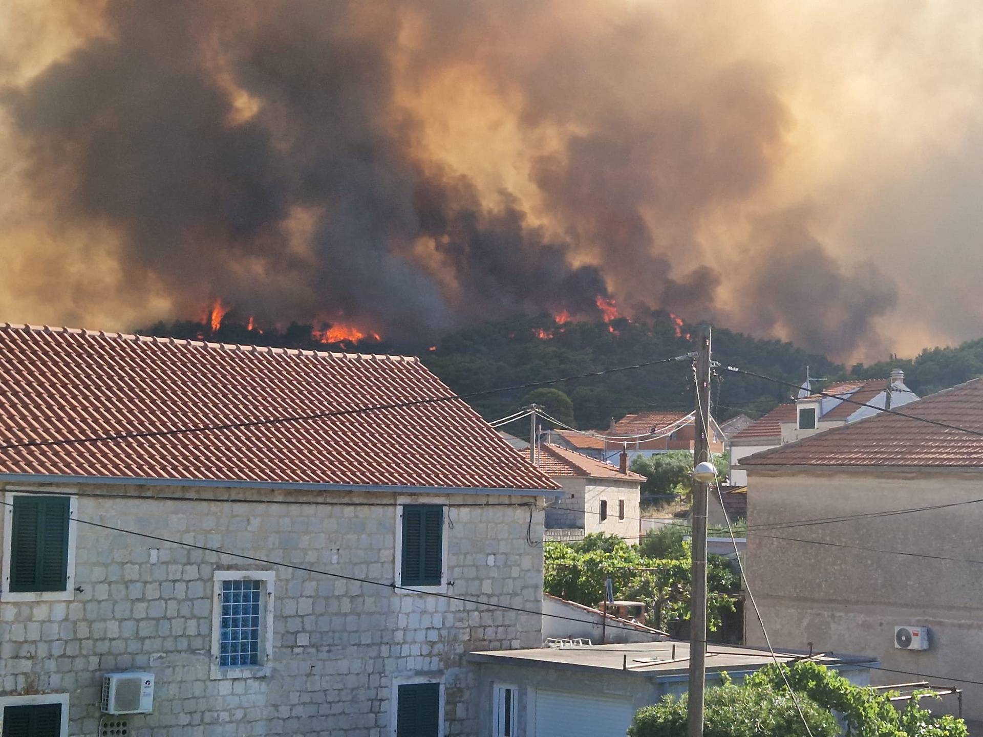 Slike od bezbroj riječi: Popadali s nogu od umora, cijelu noć su branili Čiovo. Vi ste naši heroji!