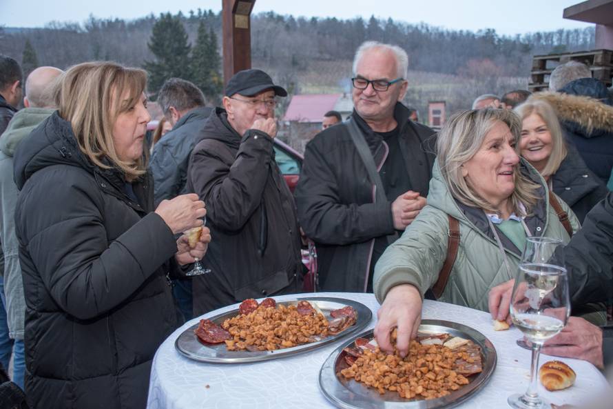 Škoro blagoslovio vinograd pa je počastio selo kobasicama, kulenom, slaninom i pjesmom