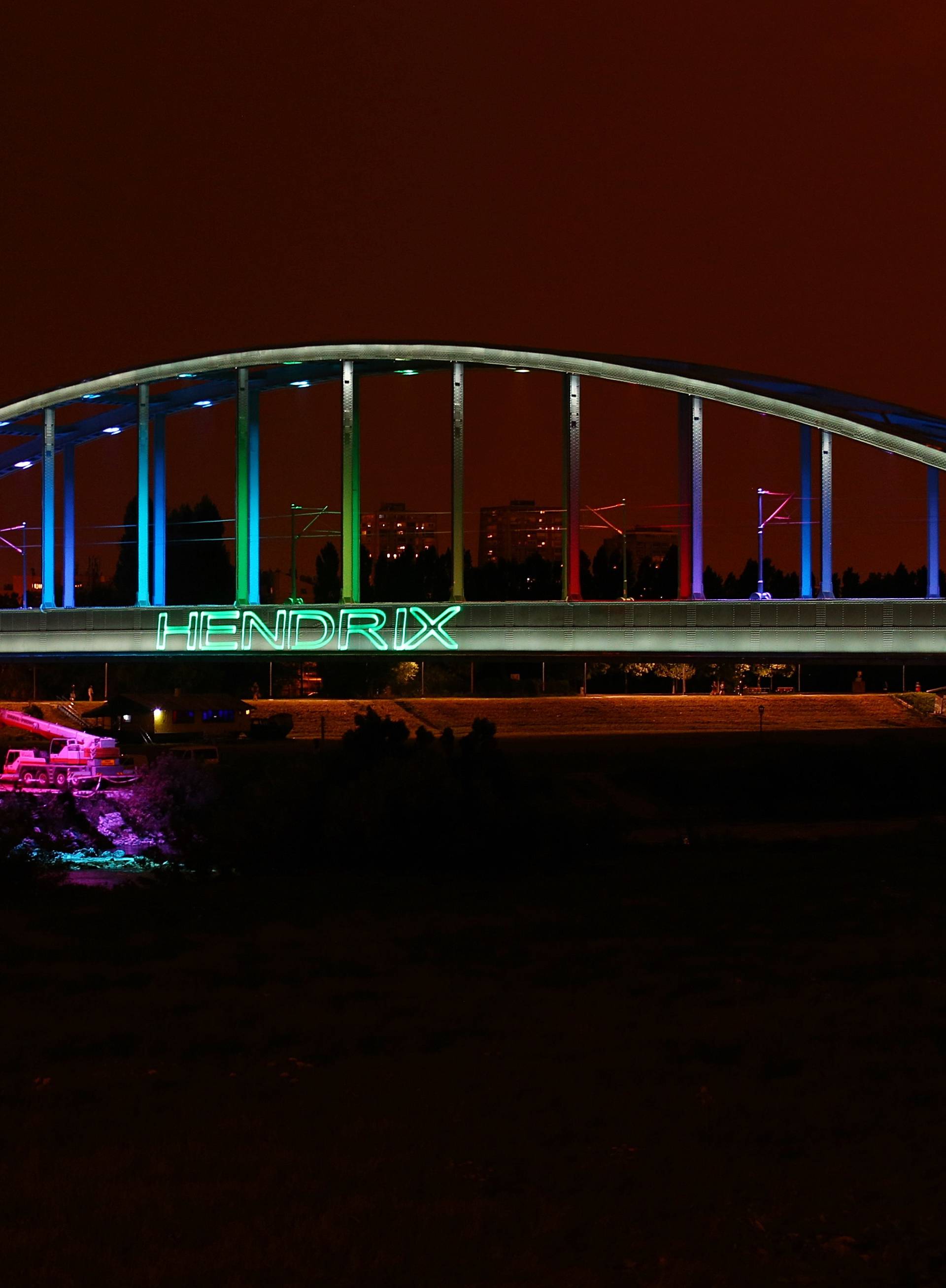 Mile baš voli disko: Hendrixov most sad ima svjetleći natpis!