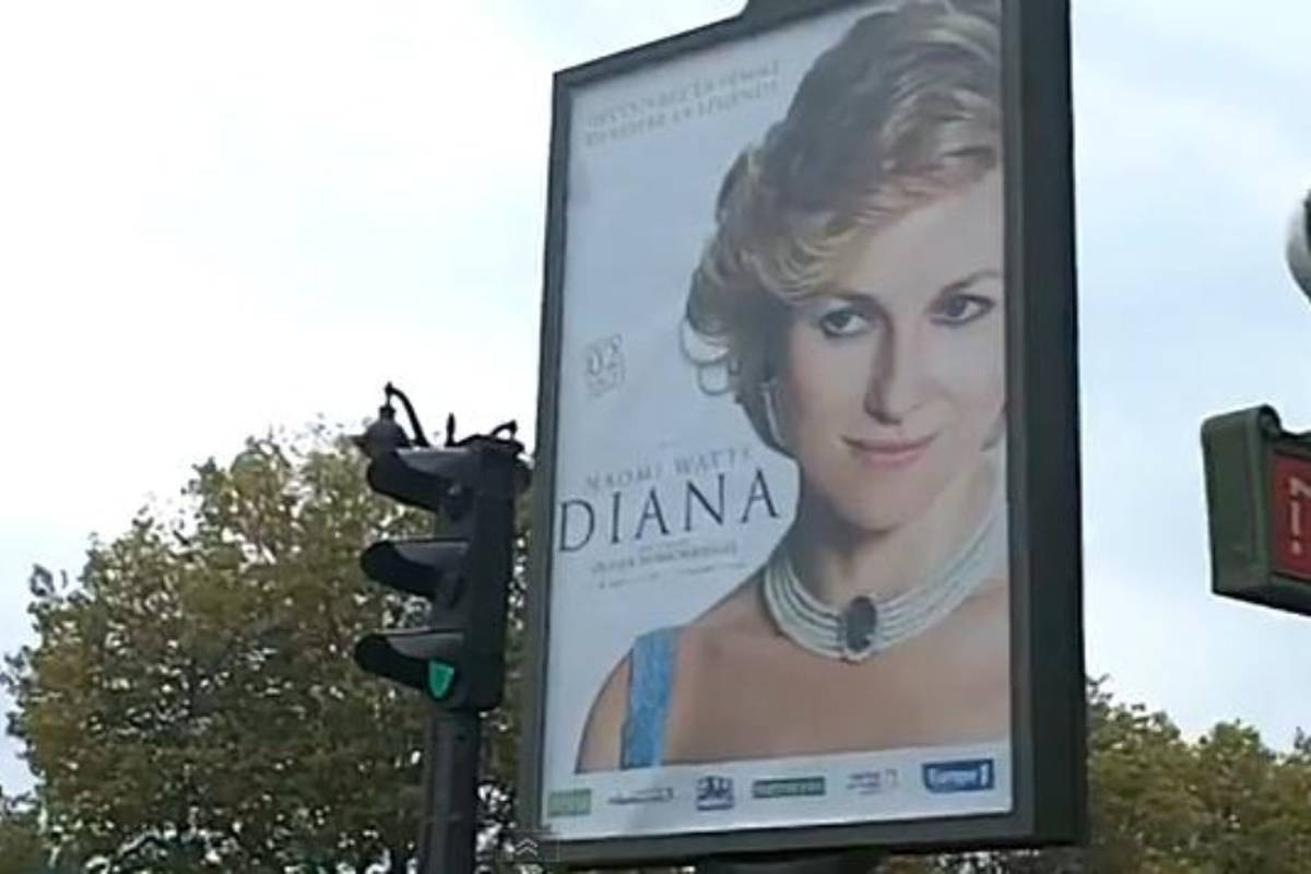 Poster za film o Diani postavili su kod tunela u kojem je umrla