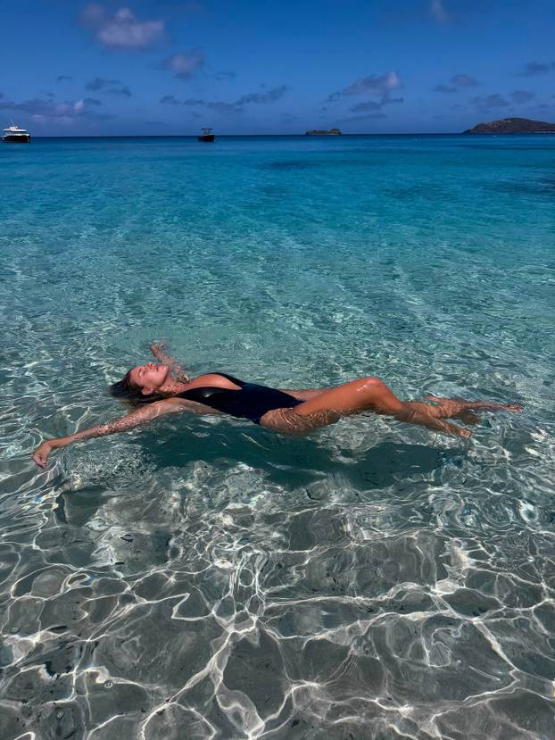 FOTO Nije mogla naći dovoljno dobar bikini za svoje savršeno tijelo pa ih sada dizajnira sama