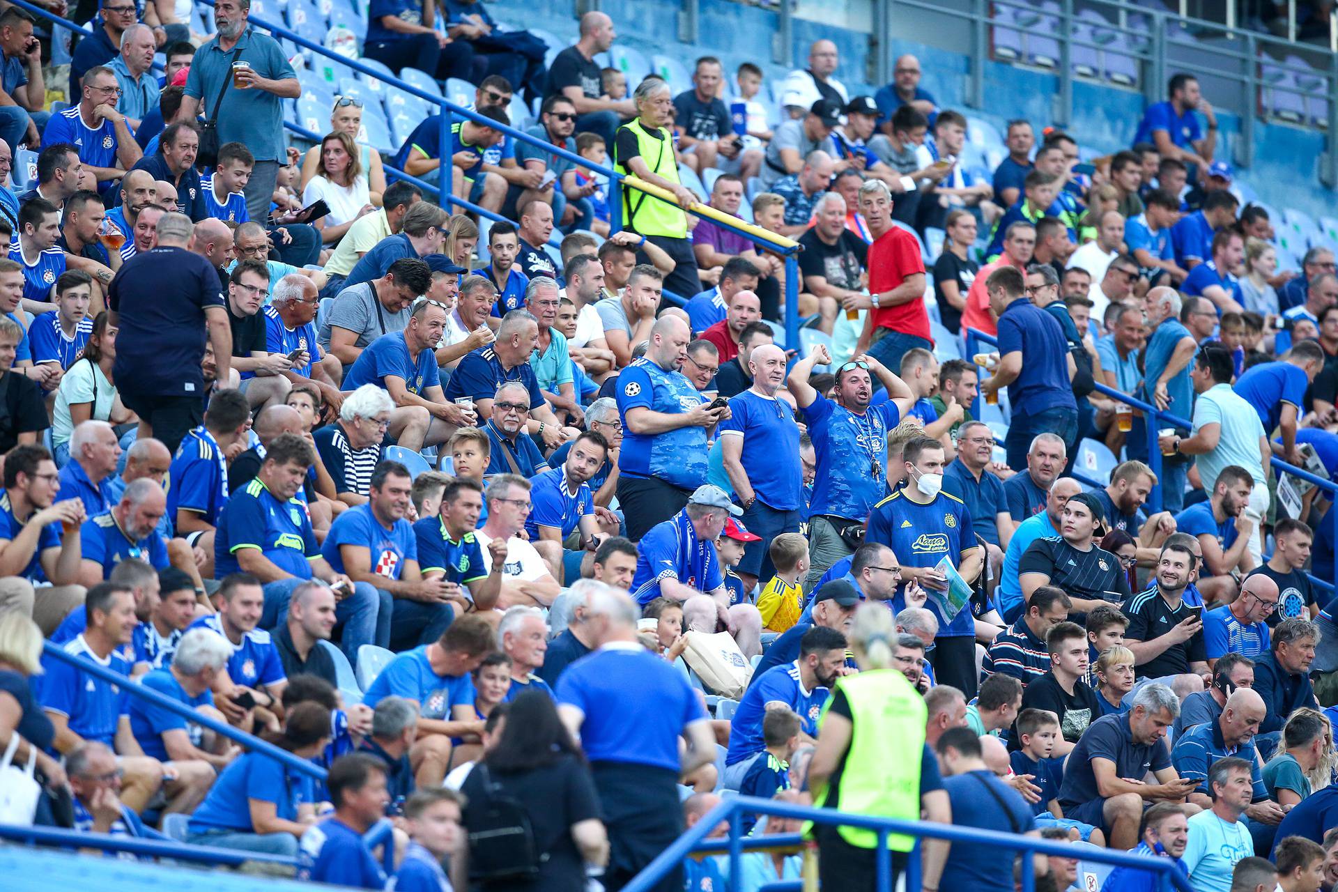 Navijači na stadionu Maksimir prije utakmice Dinamo - Legija