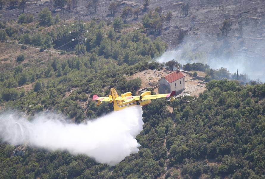 Kanader u gašenju požara iznad Kaštela