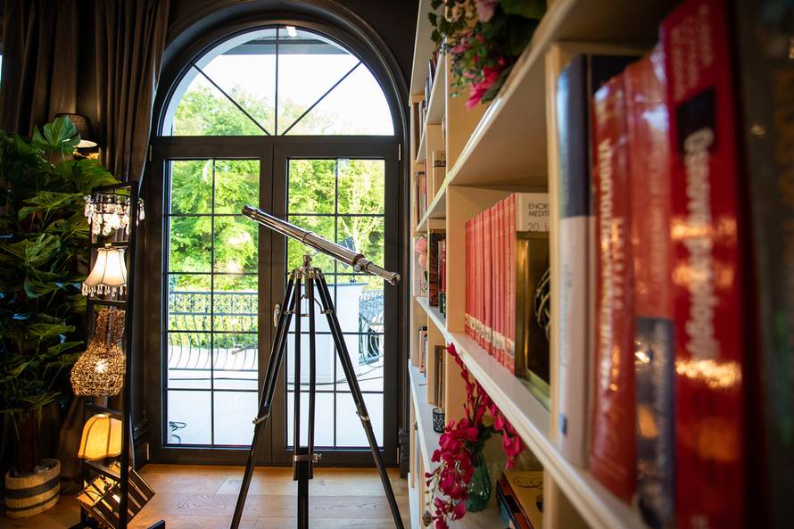 U ovoj će se vili djevojke boriti za naklonost novog Gospodina Savršenog, zavirite u interijer