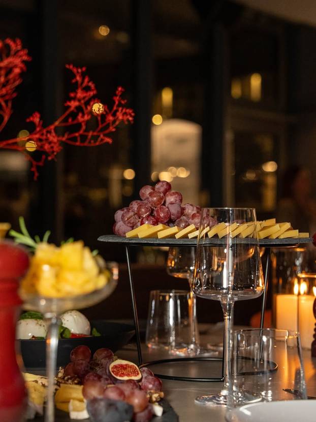 FOTO U zagrljaju s Majom! Šime Elez objavio fotke s proslave 27. rođendana: 'Neka party počne'