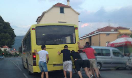 Plati kartu pa guraj bus: Kroz Kaštel Stari pomagali vozaču