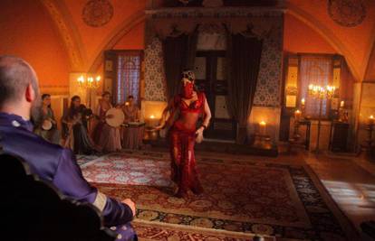 Kalfa Nigar rađa dok zanosna Firuze plesom osvaja sultana