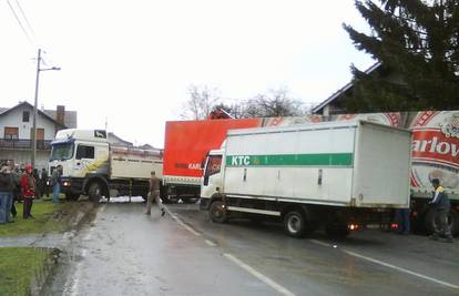 Kamion nakon sudara s autom odletio u zid kuće