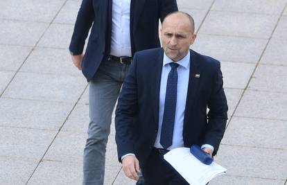 Ministar Anušić: Debeljak sada povlači očajničke poteze, prebacuje problem na MORH