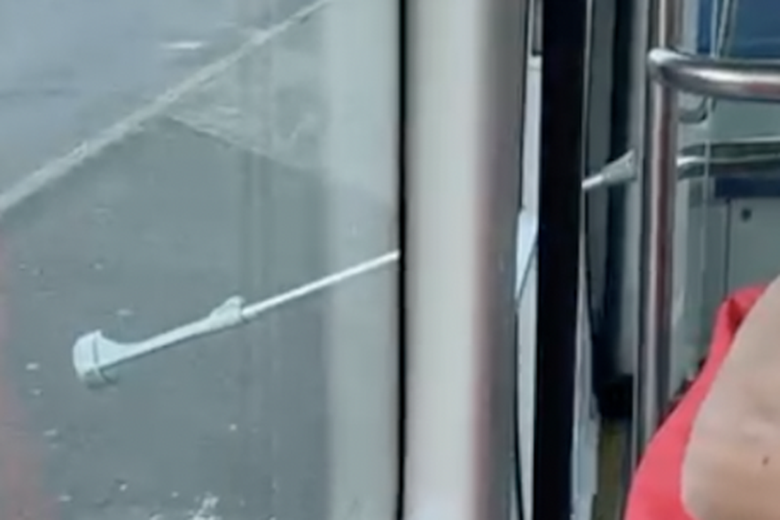 Zapela štaka za vrata tramvaja