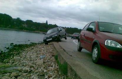 Žena parkirala uz more, a auto umalo sletio na plažu