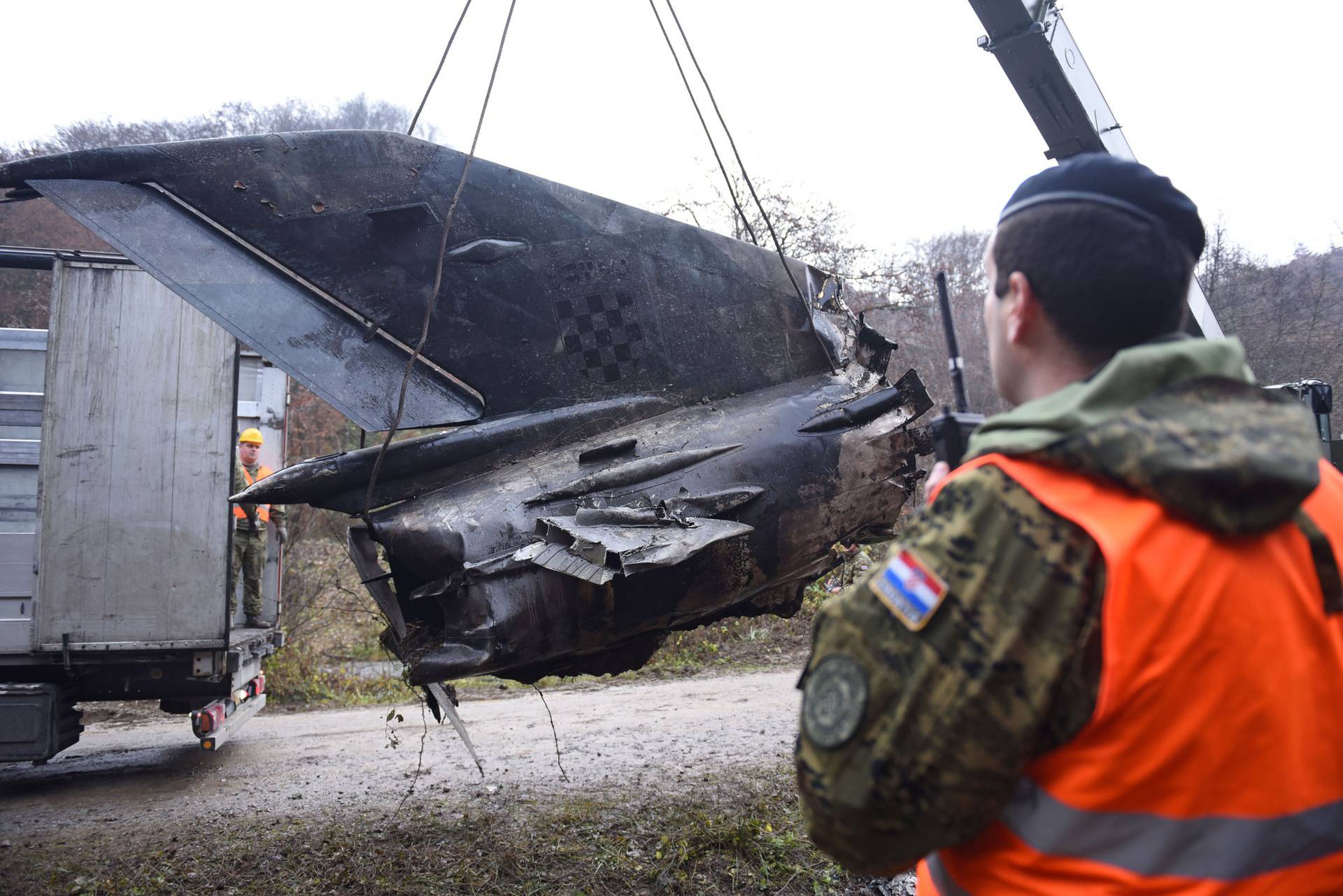 Dijelovi srušenog aviona MiG-21 pronađeni i prevoze se u Zagreb