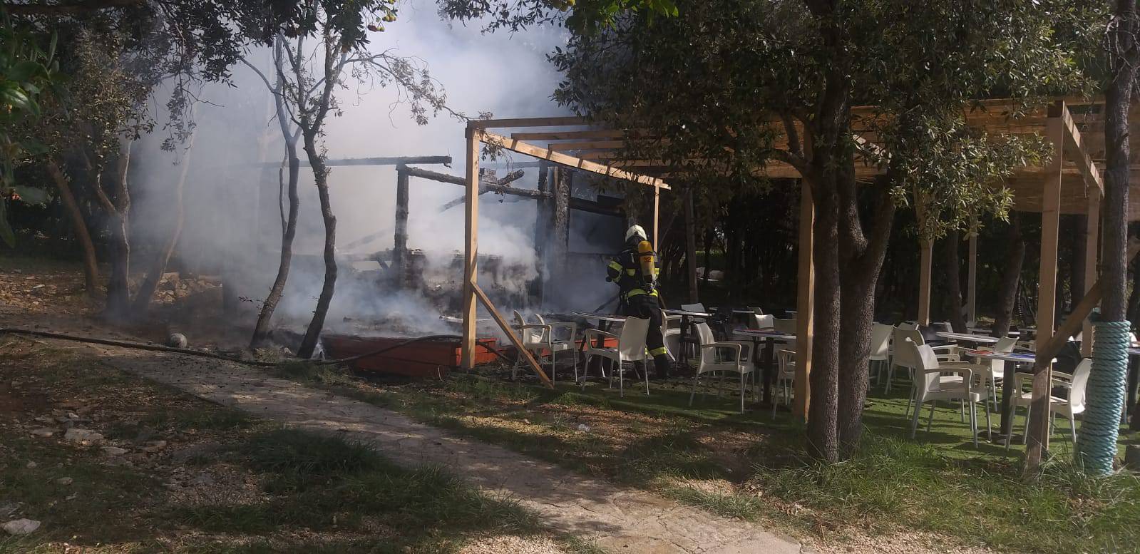 Planuo beach bar: Konstrukcija se u trenu pretvorila u pepeo