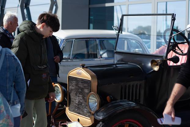 Osijek: Izložba oldtimer vozila ispred Gospodarskog centra