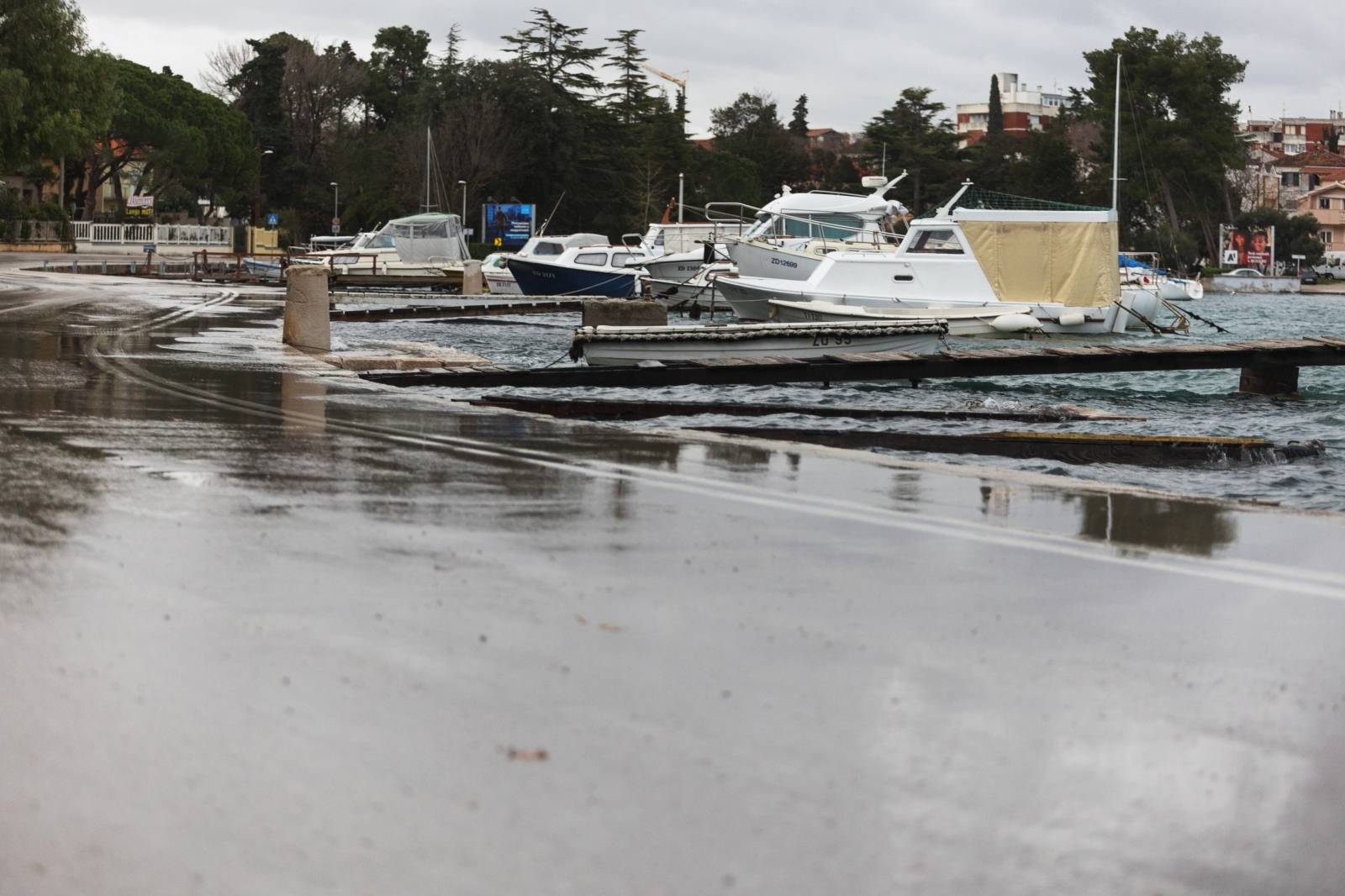 Zadar: More se zbog plimnog vala izlilo na prometnice