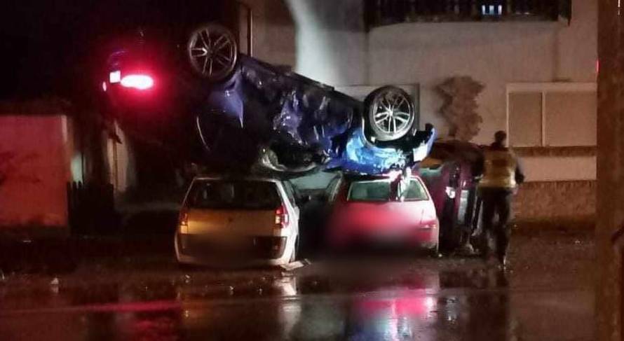 Kako je ovo uspio? Nevjerojatne fotke nesreće u Slatini. Pa on je doslovno sletio na automobile