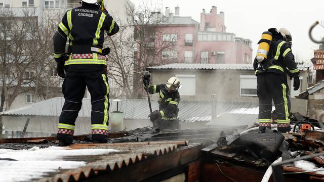 Drama: Ugašen požar na kući, vlasnika su prevezli u bolnicu