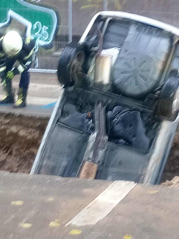 FOTO Ovako je vozač završio u rupi ispred vrtića u Rijeci