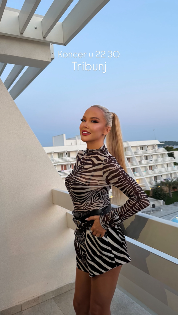 FOTO 'Zebrica' Maja Šuput u vrtoglavim čizmama i minici nastupala na utrci magaraca